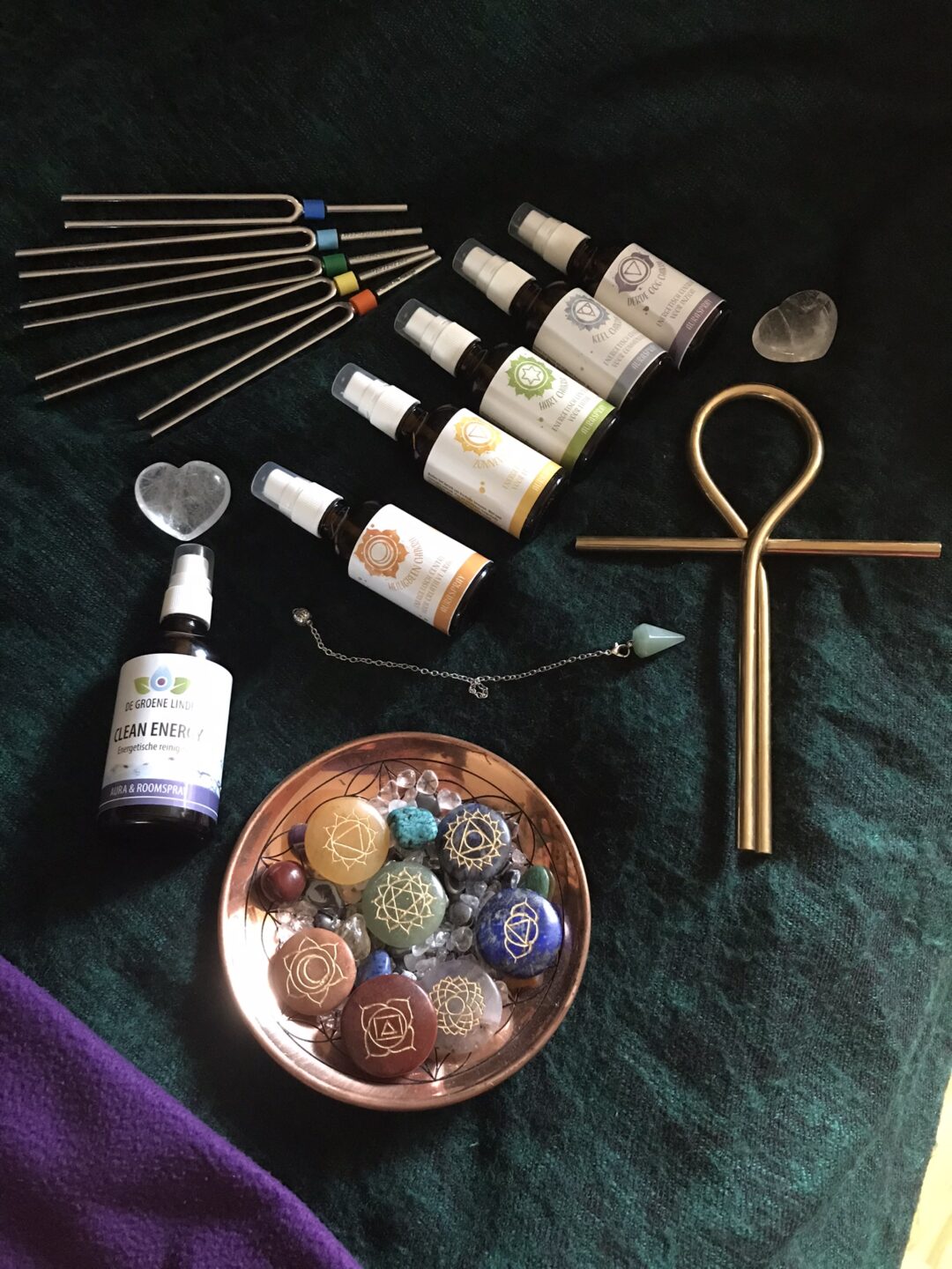 middelen gebruikt bij healing en massage: oliën, edelstenen, ankh, pendel