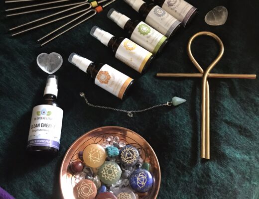 middelen gebruikt bij healing en massage: oliën, edelstenen, ankh, pendel